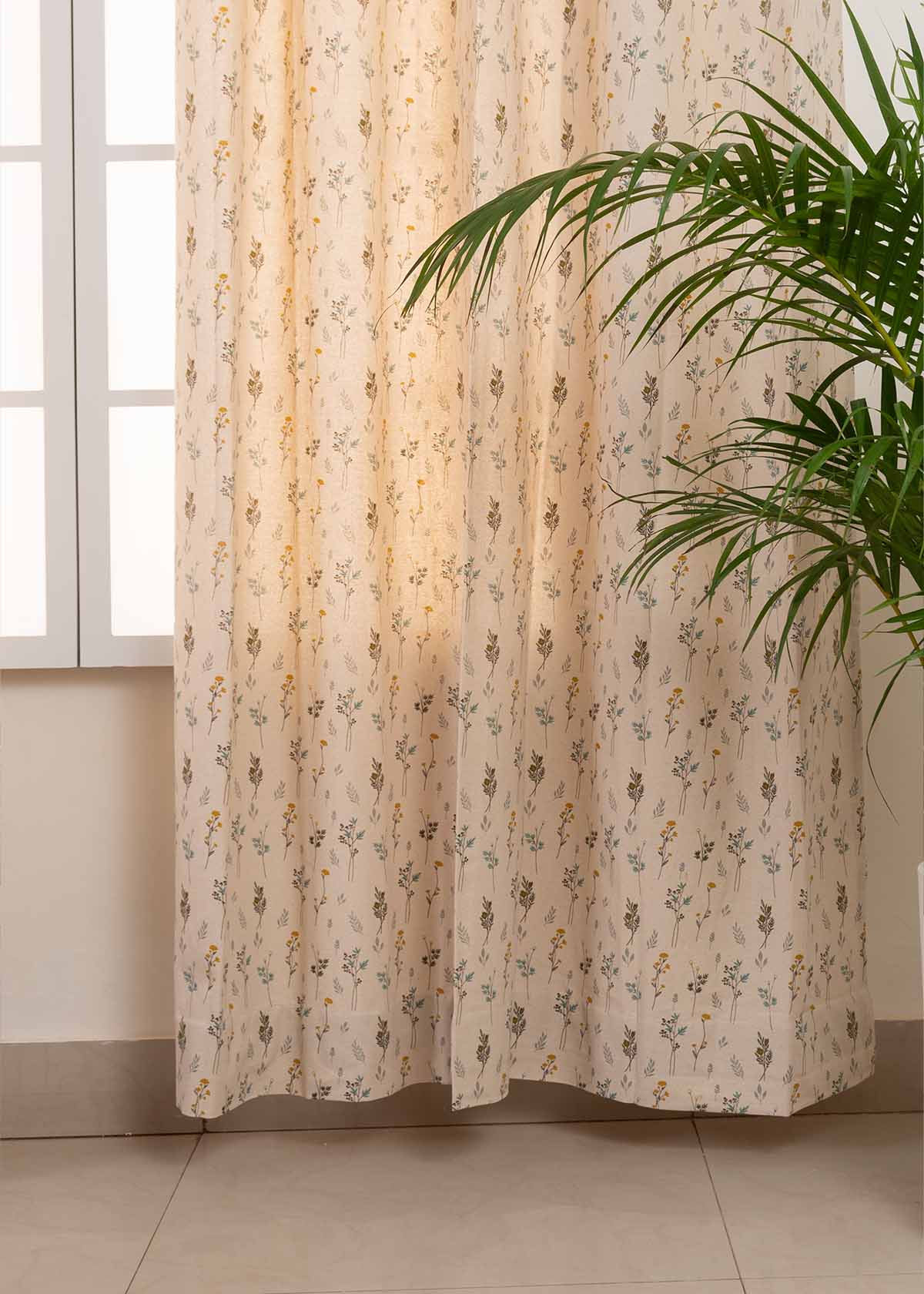 Blooming Meadows 100% cotton floral curtain for living room - Room darkening - Beige - Pack of 1