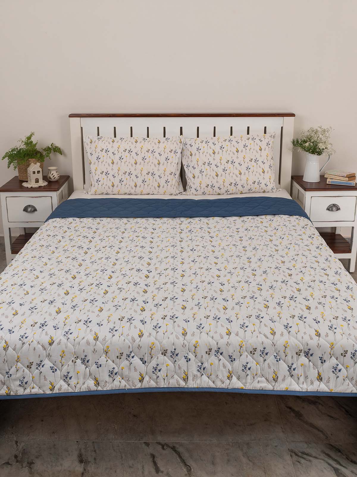 Blooming Meadows Printed Cotton Quilt - Multicolor