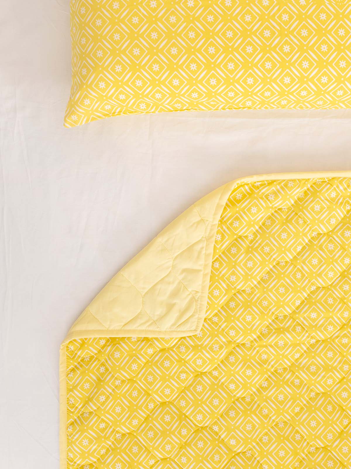 Daisy Fields Printed Cotton Quilt - Yellow