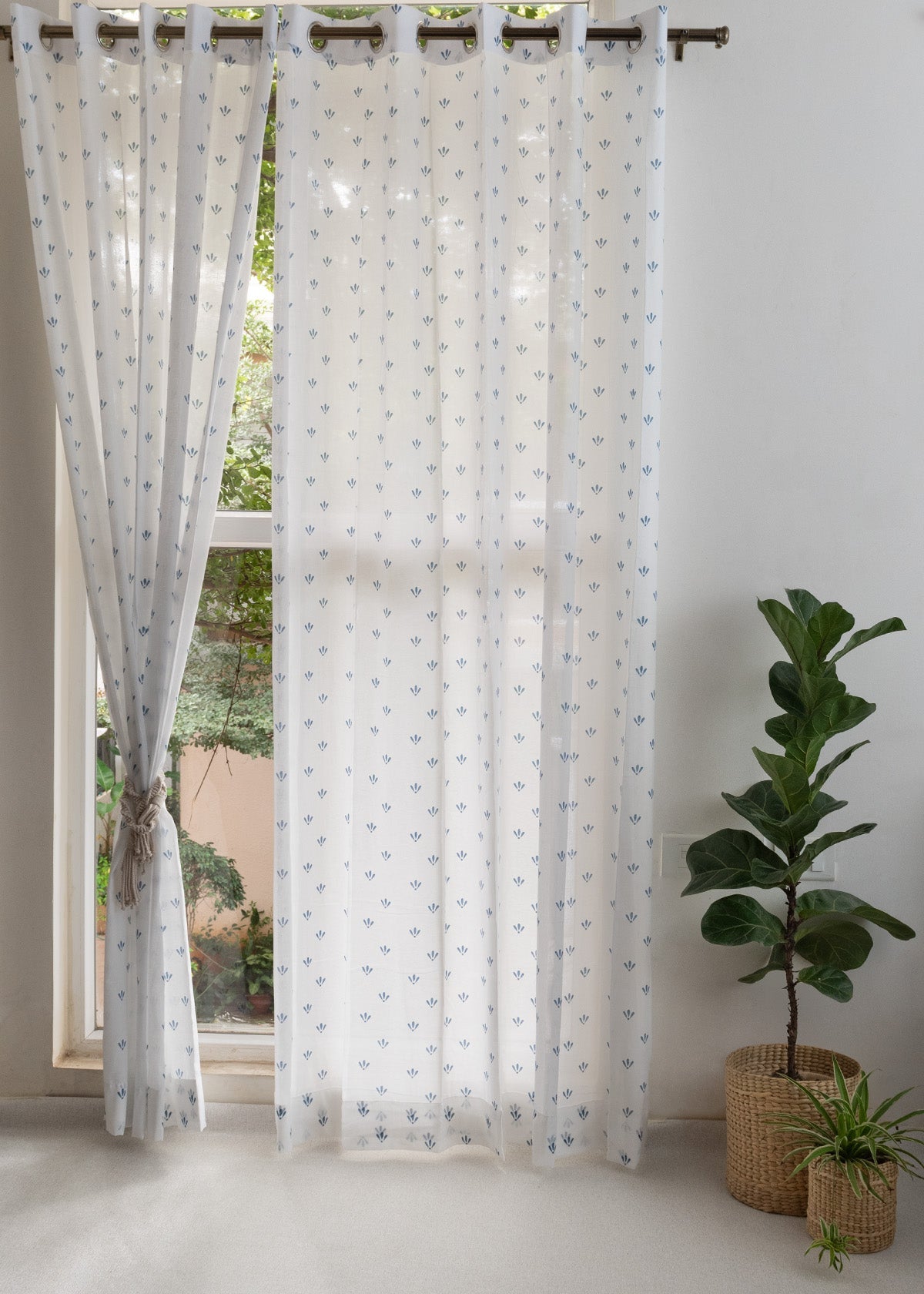 Aniseed 100% cotton floral sheer curtain for living room - Light filtering - Indigo - Pack of 1
