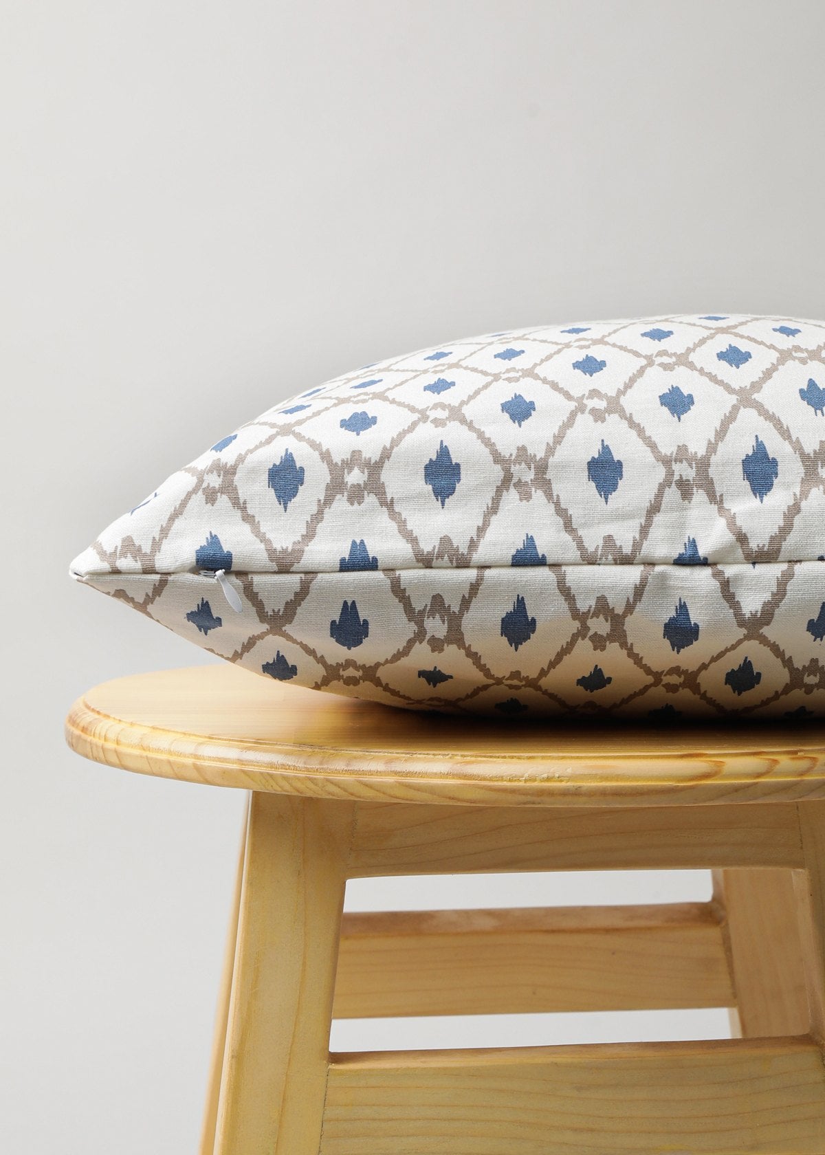 Diamond Yard 100% cotton geometric cushion cover for sofa - White & Blue