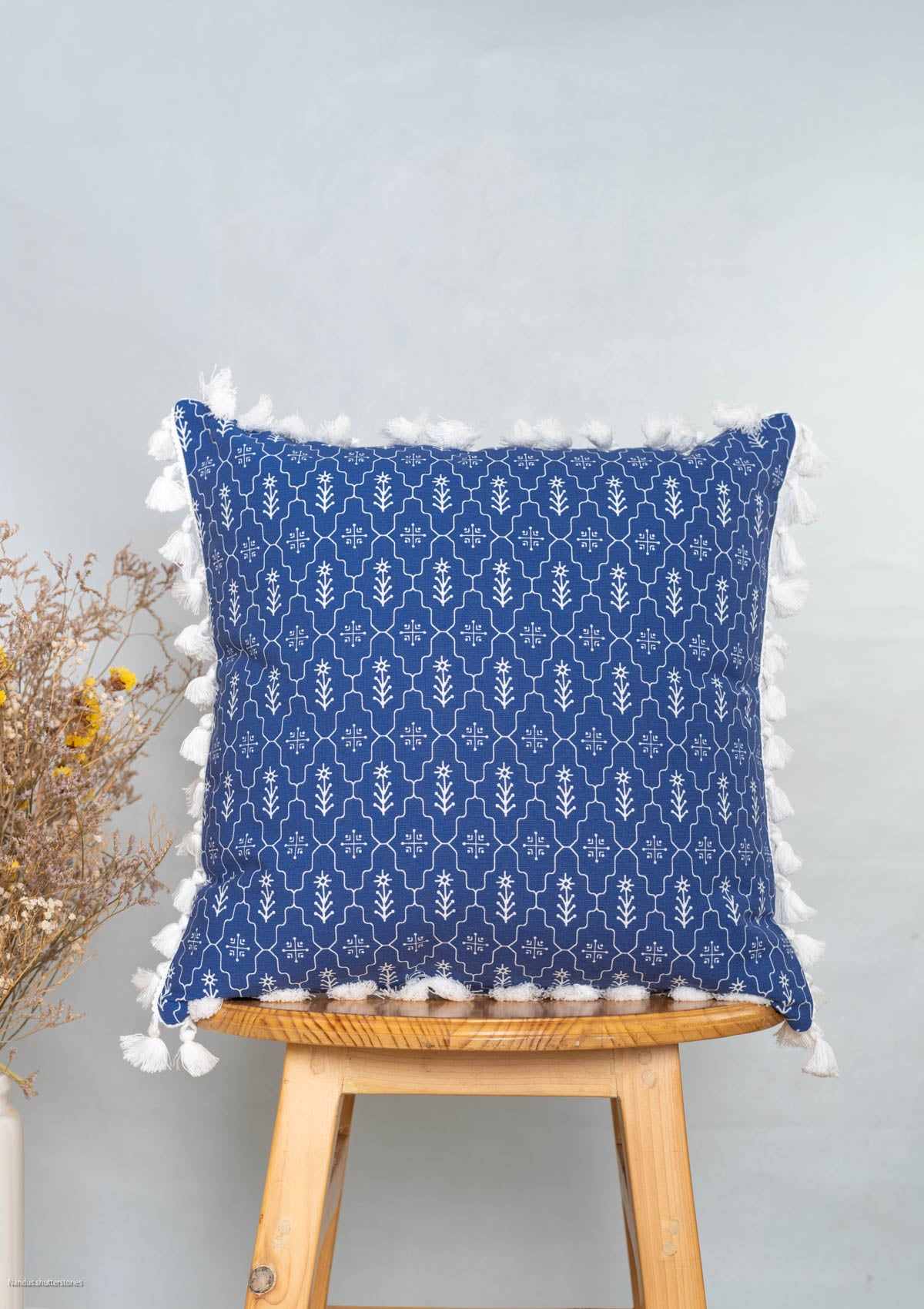 Meadows 100% cotton geometric cushion cover for sofa - Indigo - With tassel