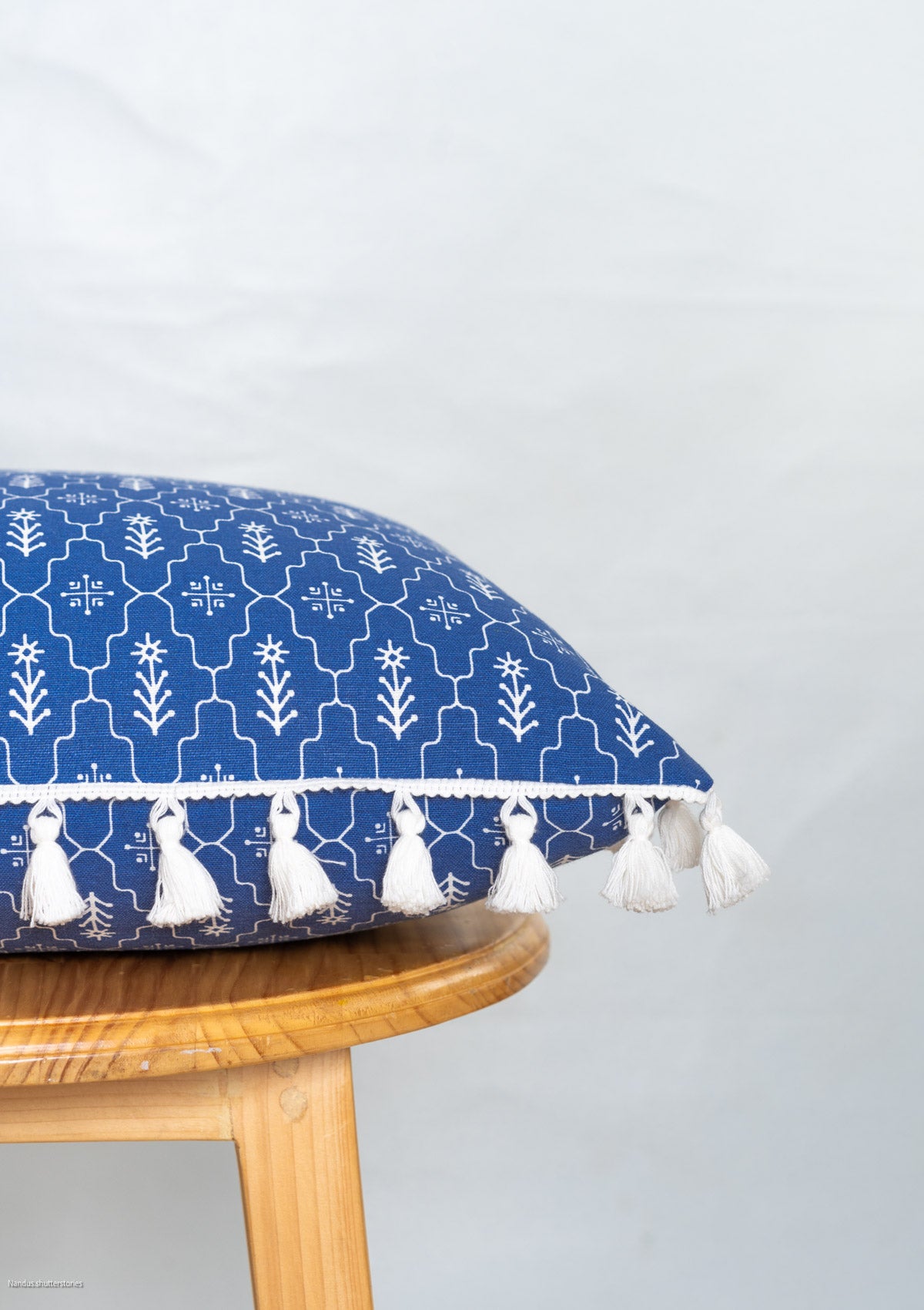 Meadows 100% cotton geometric cushion cover for sofa - Indigo - With tassel